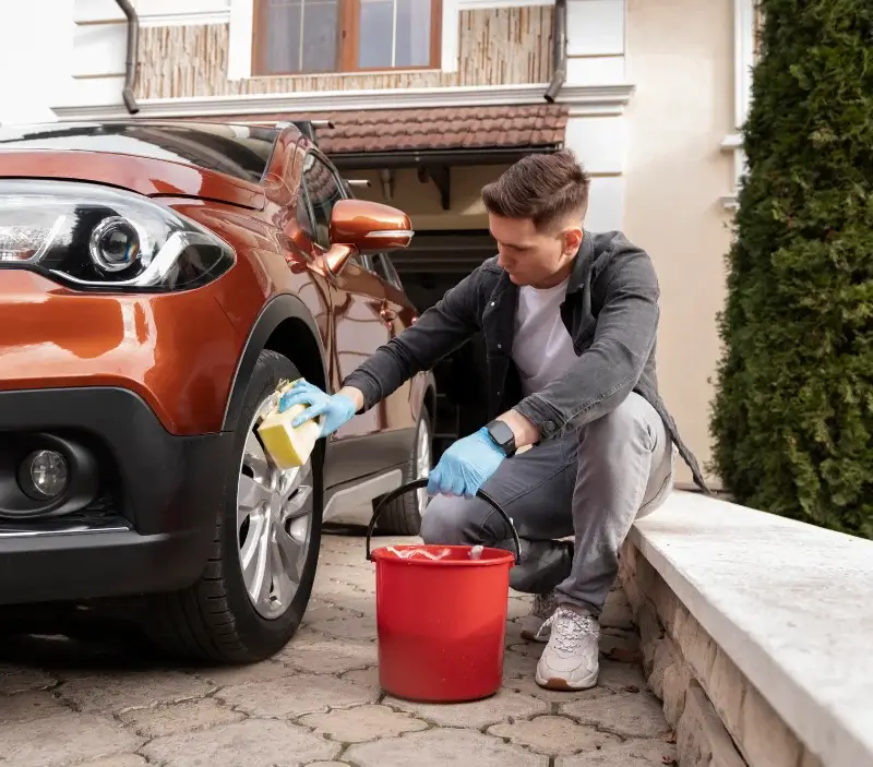 Lavage auto à domicile Le Teilleul : professionnel intervenant sur un véhicule